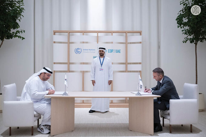 ذياب بن محمد بن زايد.. يشهد توقيع اتفاقيات استراتيجية خلال مؤتمر الأطراف (كوب 28)
