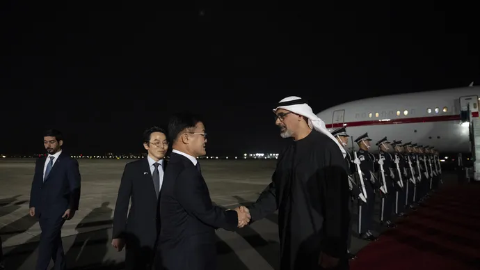 نيابة عن رئيس الدولة.. ولي عهد أبوظبي يصل إلى كوريا للمشاركة في أعمال منتدى التعاون الاقتصادي لدول آسيا والمحيط الهادئ