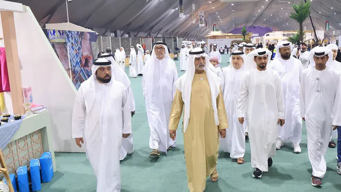 نهيان بن مبارك يزور الدورة الـ20 من مهرجان ليوا للرطب في منطقة الظفرة