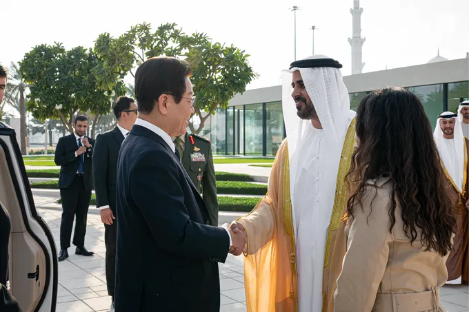 Theyab bin Mohamed bin Zayed receives Korean President at Wahat Al Karama