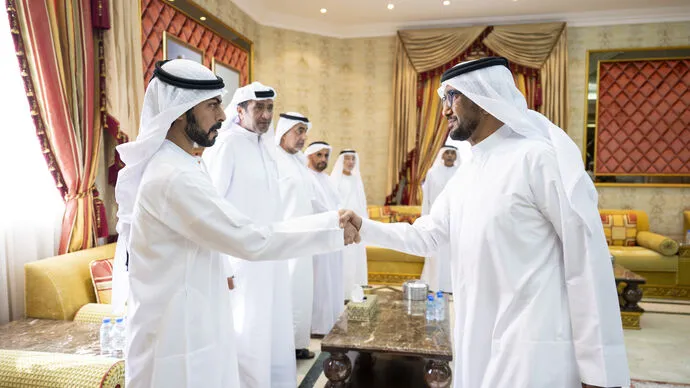 خليفة بن طحنون بن محمد يُقدِّم واجب العزاء في وفاة شماء سهيل اليبهوني الظاهري