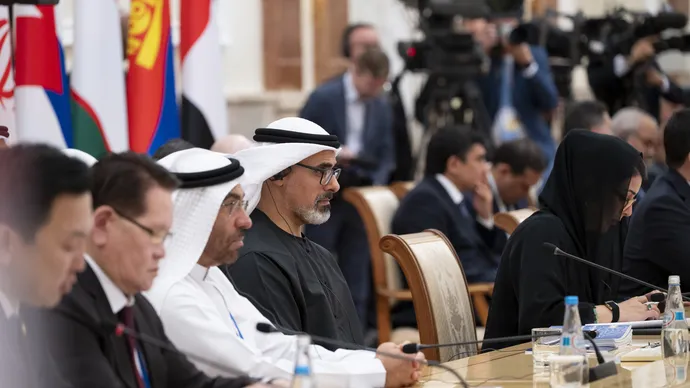 نيابة عن رئيس الدولة.. ولي عهد أبوظبي يشارك في اجتماع المجلس الاقتصادي الأعلى للاتحاد الأوراسي