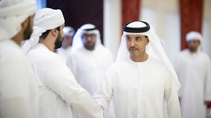 هزاع بن زايد يُقدّم واجب العزاء في وفاة علي بخيت علي سليمان المزروعي