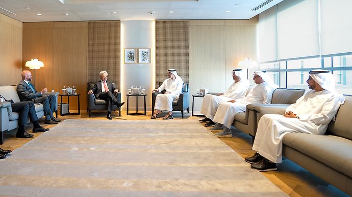 خالد بن محمد بن زايد يعقد لقاءً مع رئيس البنك الآسيوي للاستثمار في البنية التحتية