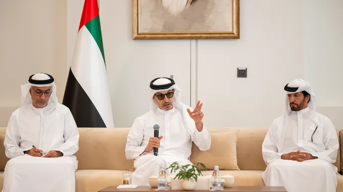 هزاع بن زايد يقوم بجولة تفقُّدية في الشويب ويلتقي أهالي المنطقة