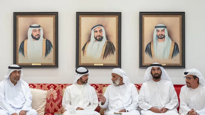 خليفة بن طحنون بن محمد يُقدِّم واجب العزاء في وفاة سهيل محمد العامري