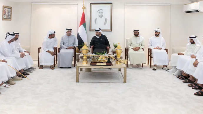 حمدان بن زايد يشهد ختام مهرجان الظفرة الرابع لسباقات الهجن ويتوّج الفائزين في أشواط الرموز