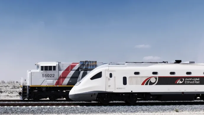 بالتنسيق مع مركز إدارة الطوارئ والأزمات والكوارث لإمارة أبوظبي.. قطارات الاتحاد تشغل قطار الركاب ضمن رحلاته التجريبية على المسار الذي يربط بين محطة الغويفات ومحطة الفاية