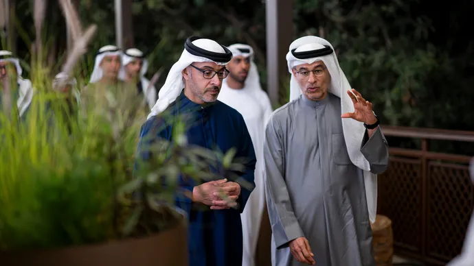هزاع بن زايد يزور "مركز واحة العين" في منطقة العين