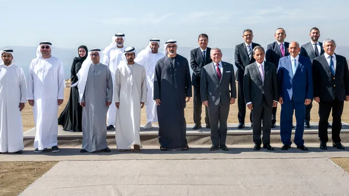 ملك الأردن وولي عهد أبوظبي يشهدان مراسم وضع حجر الأساس لمشروع سكة حديد العقبة – الشيديَّة – معان