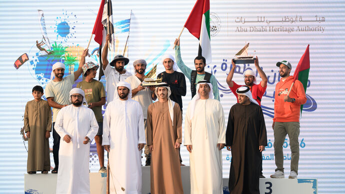 ياس بن حمدان بن زايد يتوج الفائزين في سباق مروح للمحامل الشراعية فئة 43 قدماً