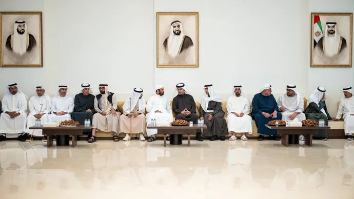 هزاع بن زايد يُقدم واجب العزاء في وفاة حمد بن راشد بن حمد الهاجري