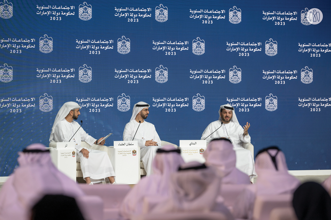 خالد بن محمد بن زايد يشهد جانباً من الاجتماعات السنوية لحكومة دولة الإمارات