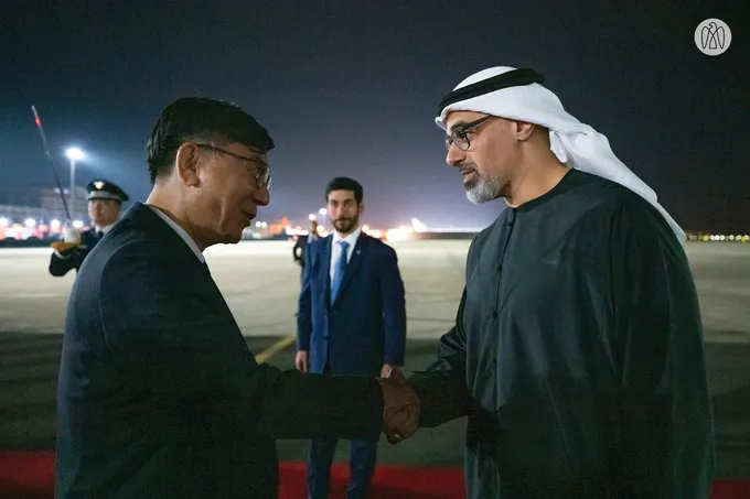 On behalf of the UAE President.. Crown Prince of Abu Dhabi arrives in Korea to attend Asia-Pacific Economic Cooperation forum
