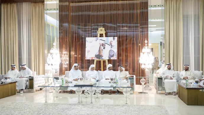 خليفة بن طحنون بن محمد يُقدِّم واجب العزاء في وفاة علي عباس الفهيم