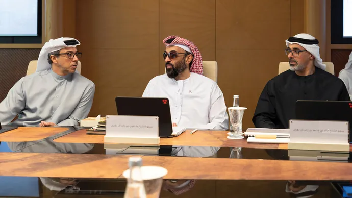 بحضور منصور بن زايد وخالد بن محمد بن زايد.. طحنون بن زايد يترأس اجتماع مجلس الشؤون الاستثمارية
