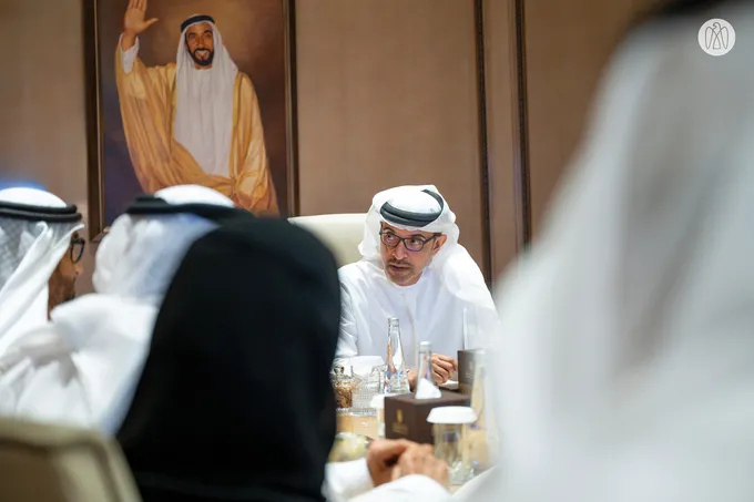 Hazza bin Zayed receives delegation from Abu Dhabi Heritage Authority and reviews strategic projects and initiatives in Al Ain Region
