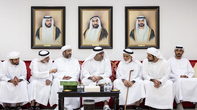 محمد بن حمدان بن زايد يُقدِّم واجب العزاء في وفاة راشد مبارك عبيد الكتبي