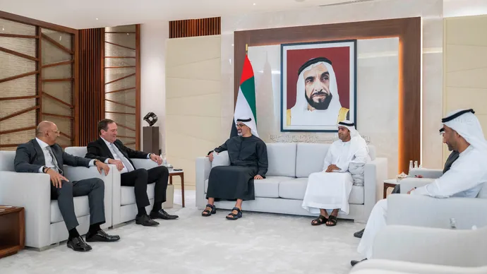 خالد بن محمد بن زايد يلتقي رئيس مجلس الإدارة والرئيس التنفيذي لشركة "سيسكو"