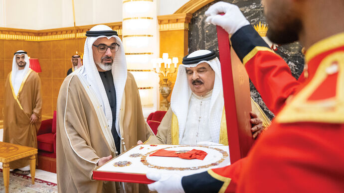 ملك البحرين يُقلد ولي عهد أبوظبي &quot;وسام النهضة للملك حمد&quot;