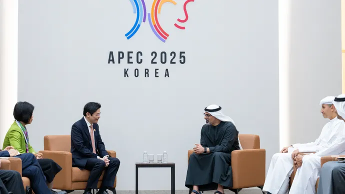 On the sidelines of the Asia-Pacific Economic Cooperation forum, Crown Prince of Abu Dhabi meets Prime Minister of Singapore