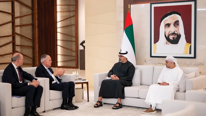 خالد بن محمد بن زايد يلتقي رئيس مجلس الإدارة والرئيس التنفيذي لشركة "ستيت ستريت" لإدارة الأصول المالية