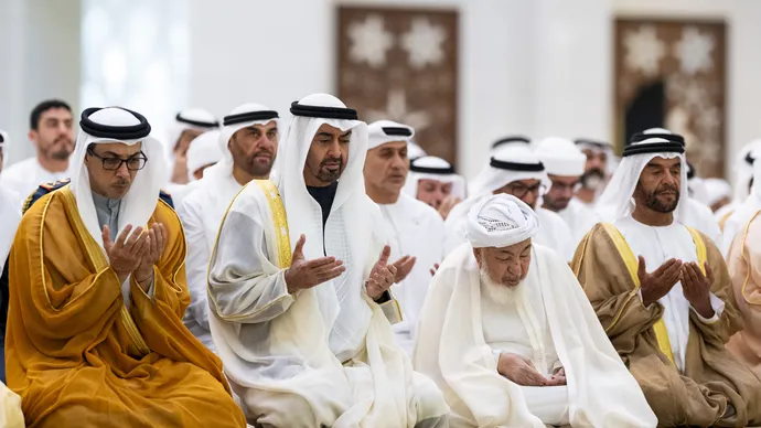 رئيس الدولة يؤدي صلاة عيد الأضحى في جامع الشيخ زايد بأبوظبي
