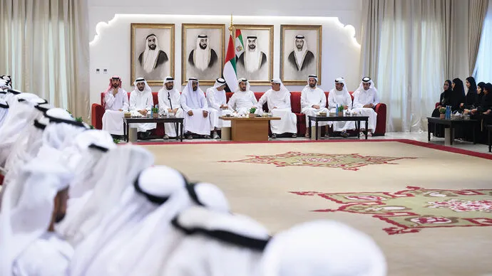 حمدان بن زايد يزور جزيرة دلما ويتفقد عدداً من مشاريع البنية التحتية ويلتقي أهالي الجزيرة